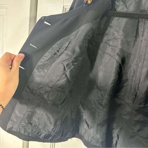 Black small jacket, Unwrinkled fabric, with gold embroidery that looks great - Picture 12 of 14